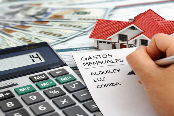 Pareja revisando la hipoteca de su vivienda con documentos y calculadora