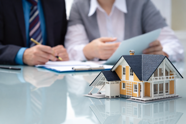 Cliente revisando póliza de seguro de hogar con un asesor