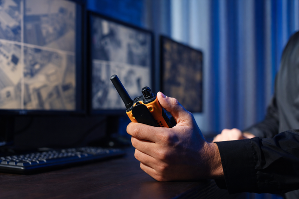 Casa con sistema de alarma y luces de seguridad encendidas de noche