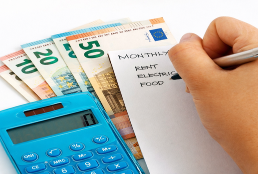 Lista de comprobación de gastos del hogar sobre una mesa con bolígrafo