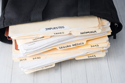 Carpeta con facturas organizadas sobre un escritorio