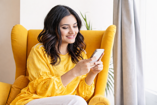 Persona revisando contrato de fibra y móvil en un portátil